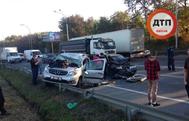 На Теремках страшная авария, Mercedes вылетел в отбойник