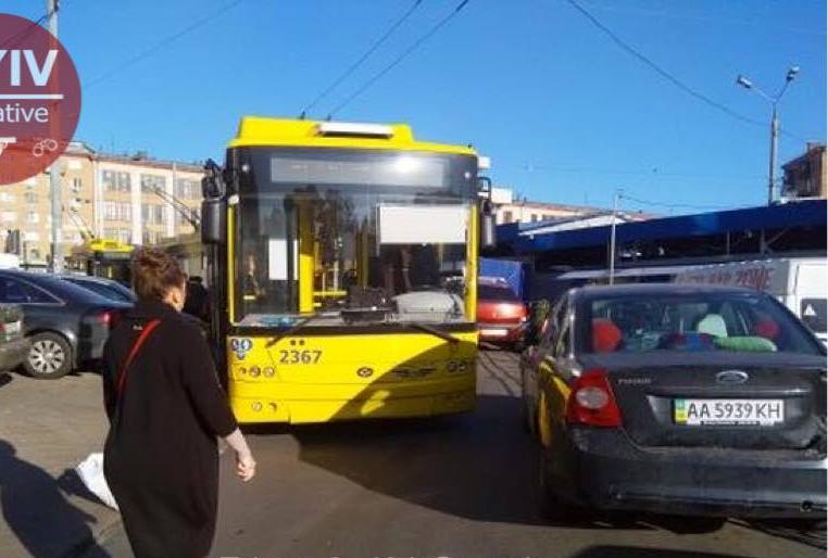 Герои парковки остановили транспорт на Лукьяновке