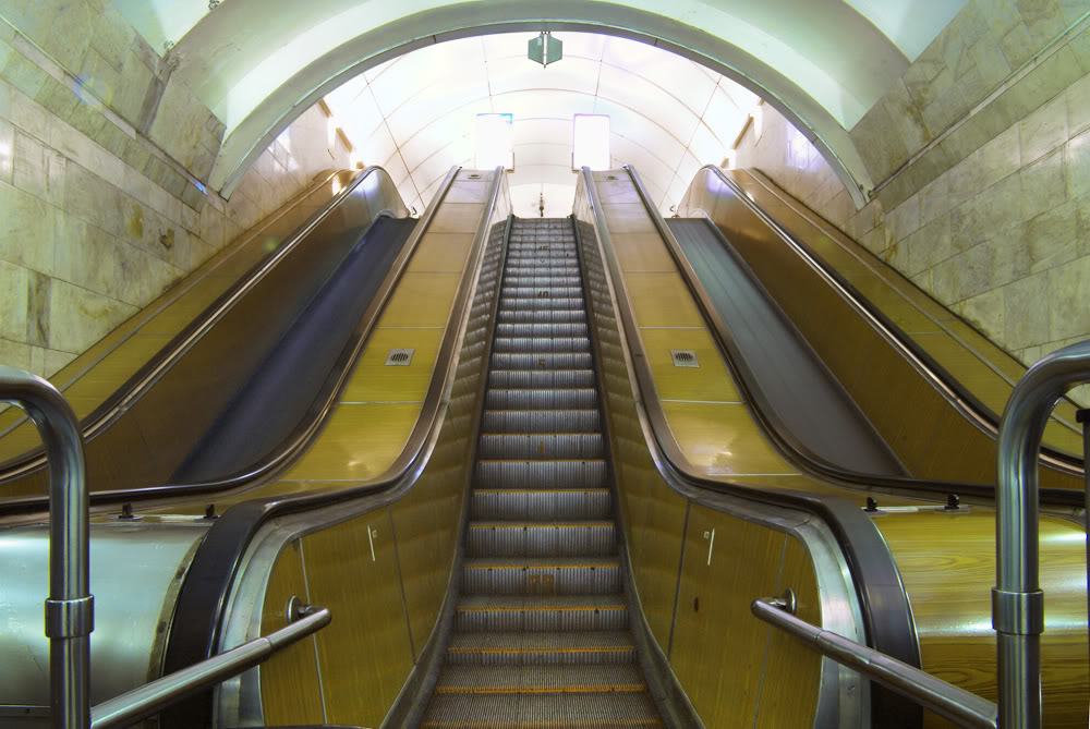 На пересадочных станциях метро предлагают установить эскалаторы