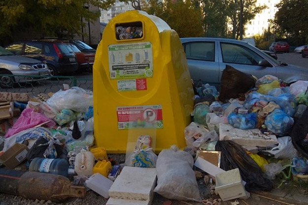 Жители Вышгорода отказываются выбрасывать мусор в контейнеры