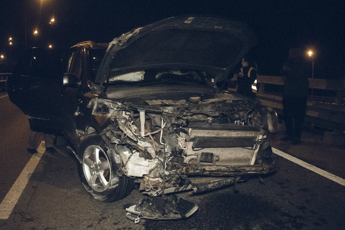 Пьяный водитель разбил посольский Hyundai об отбойник
