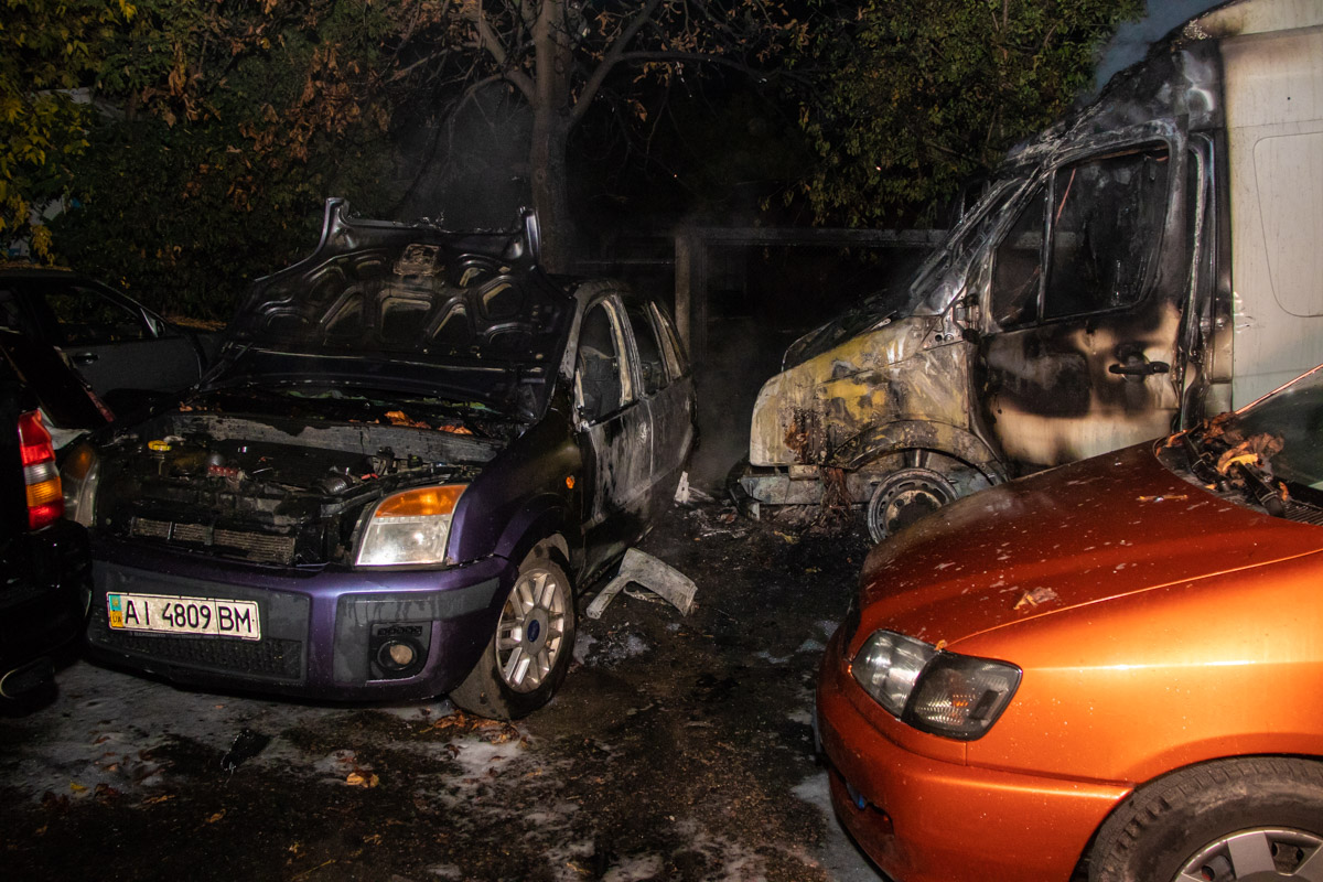 В Киеве сгорели два автомобиля (видео)