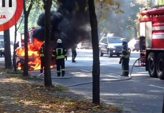На Отрадном посреди дороги загорелась машина
