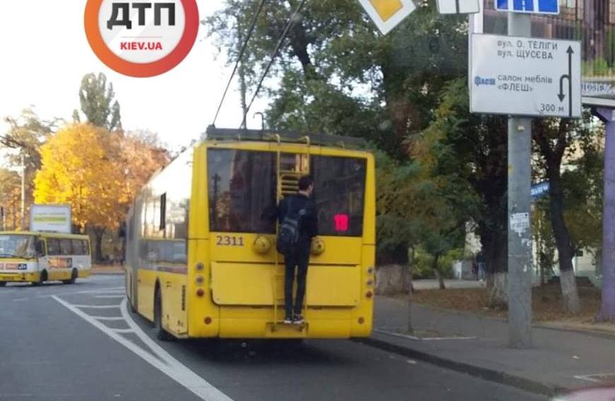 Пассажир троллейбуса рискнул жизнью