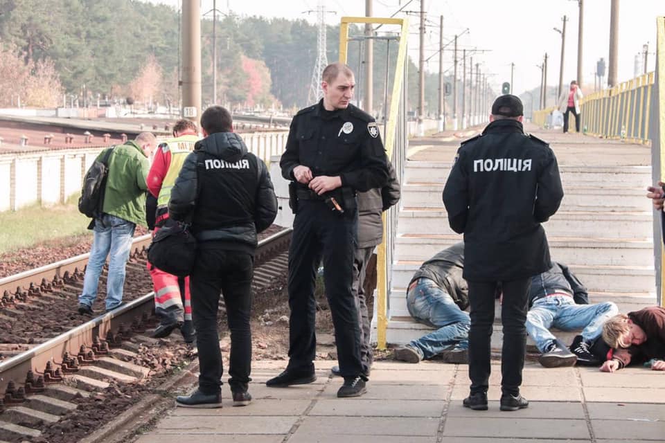 Смертельный страйк. В Киеве поезд сбил пьяную компанию