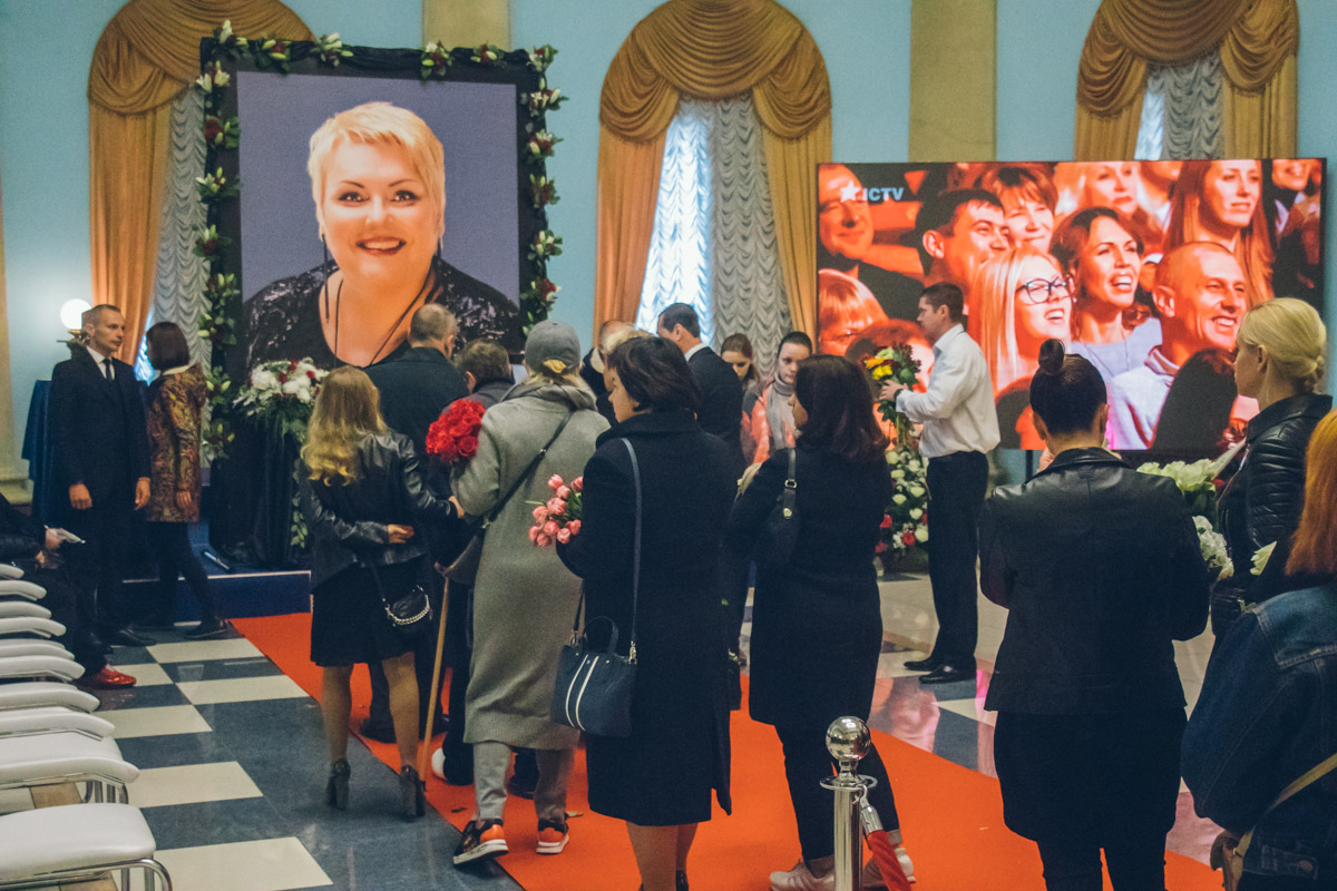 На прощание с Мариной Поплавской пришли сотни киевлян (фото)