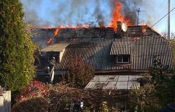 На Соломенке горит жилой дом