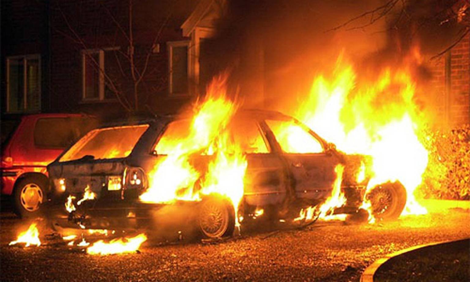 В Подольском районе сгорел автомобиль (видео)