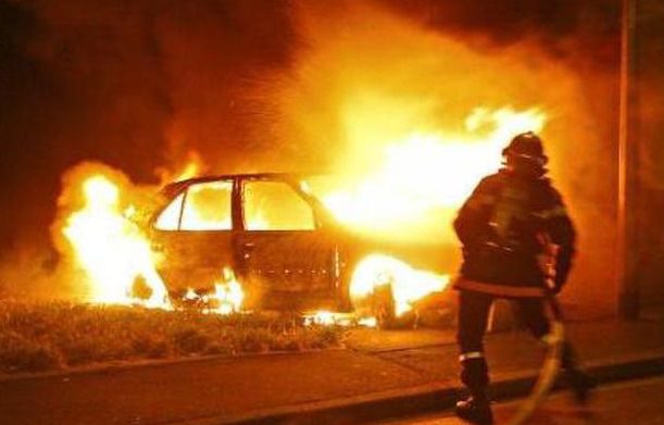 В центре Киева сгорел Mercedes (видео)