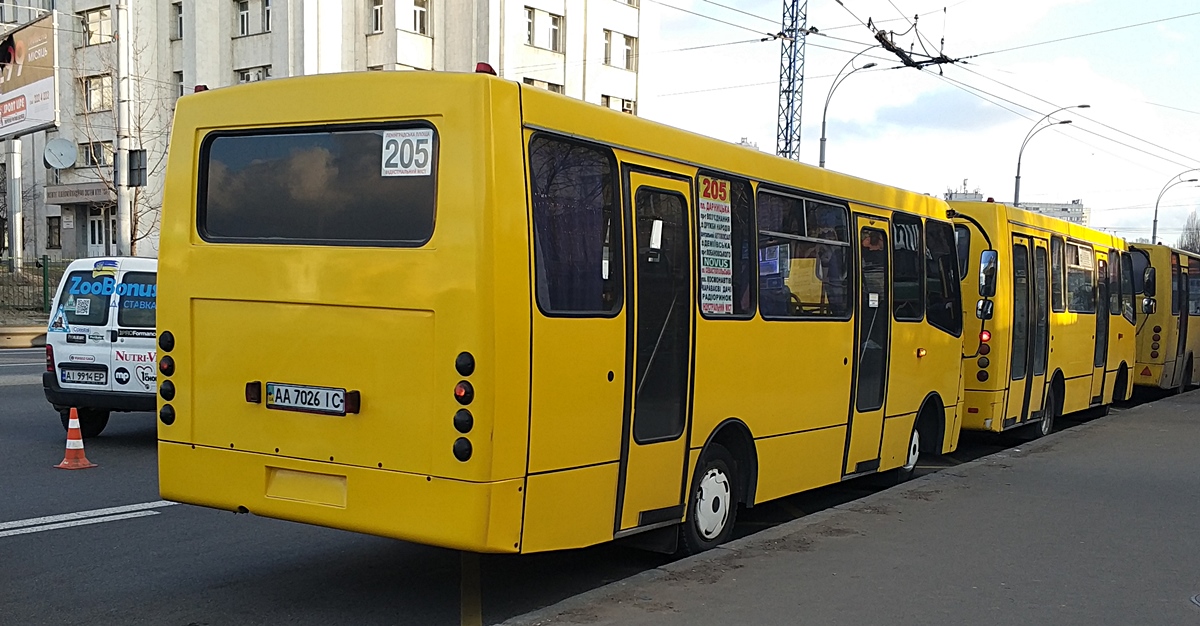 По Киеву проехался переполненный дымящийся автобус (видео)