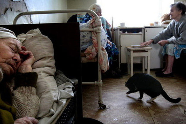 В Киеве в подвале умирают старики (видео)