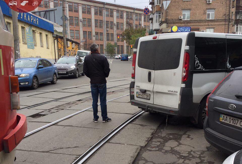 Герой парковки остановил транспорт на Лукьяновке (фото)