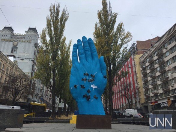 Одиозный киевский памятник облепили летучие мыши