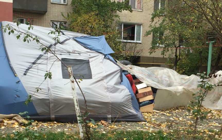 В Киеве коллекторы вышвырнули семью из собственной квартиры на улицу