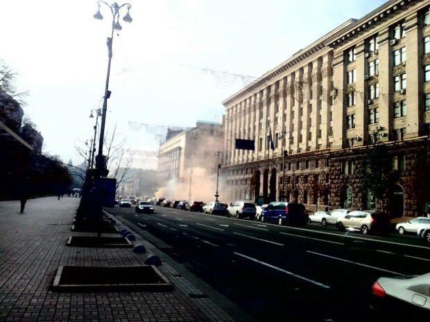 В Киеве протестующие готовятся жечь машины