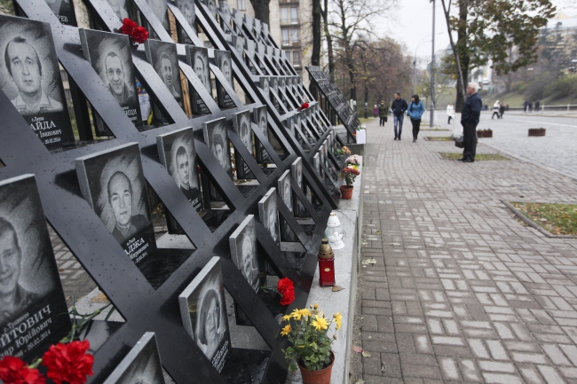 В Киеве демонтировали памятник "Небесной сотне"