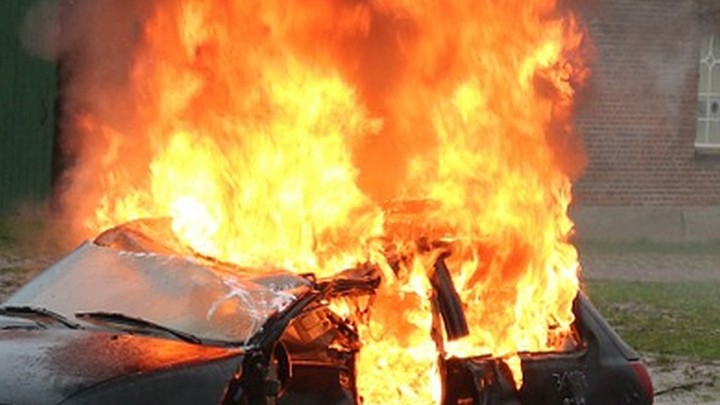 В Киеве протестующие сожгли автомобиль (видео)