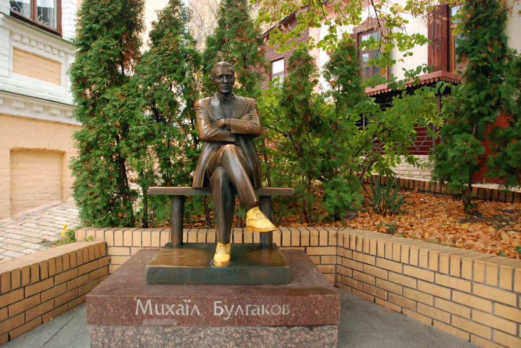 Памятник Булгакову обули в яркие ботинки