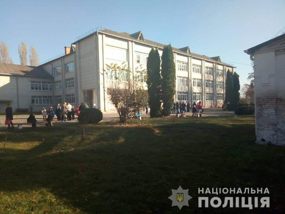 Из школы под Киевом экстренно эвакуировали детей