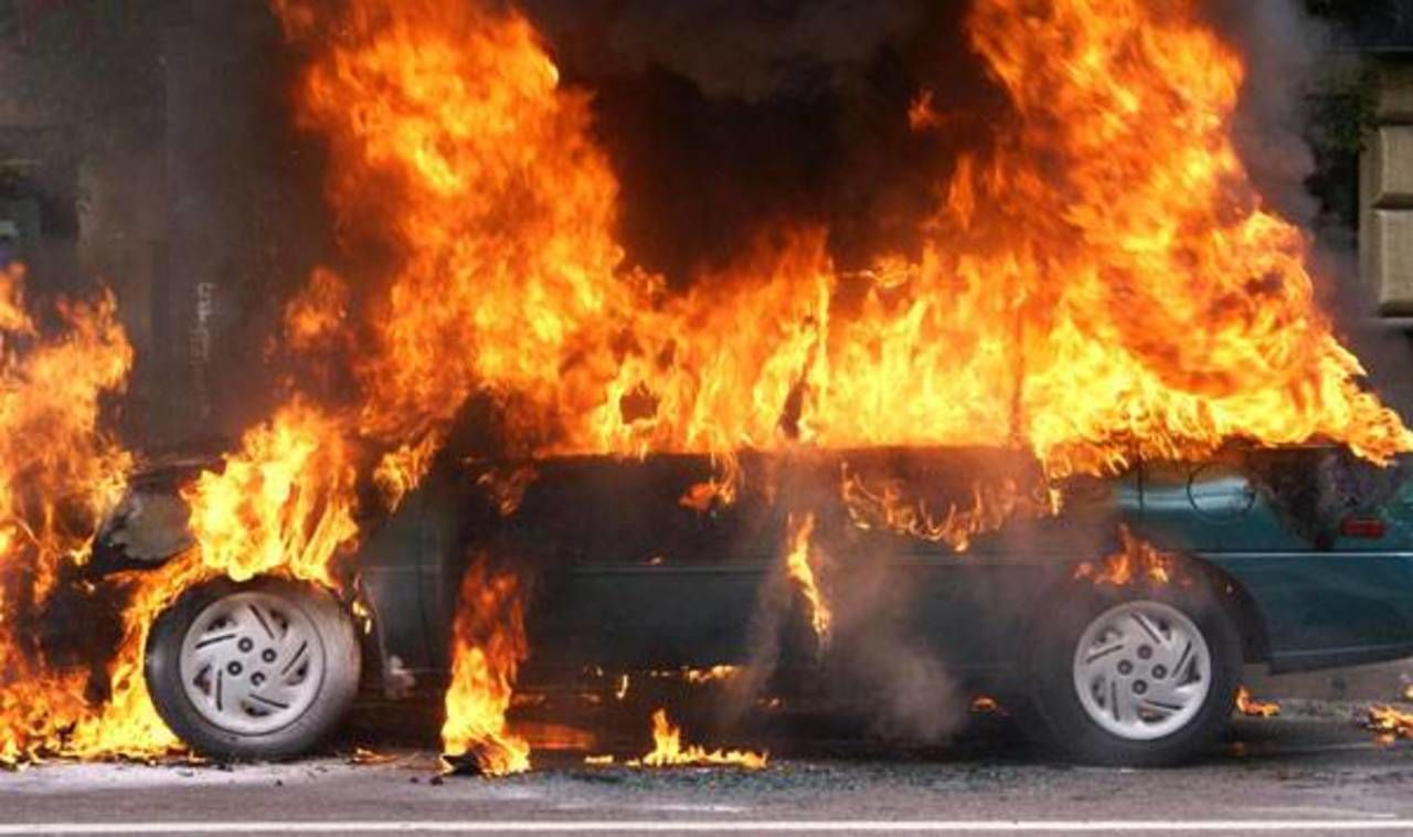 В Киеве посреди улицы сгорел автомобиль (видео)