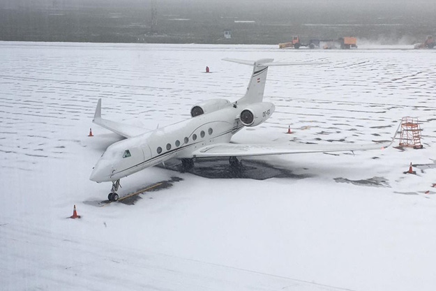Киевский аэропорт завалило снегом (фото)