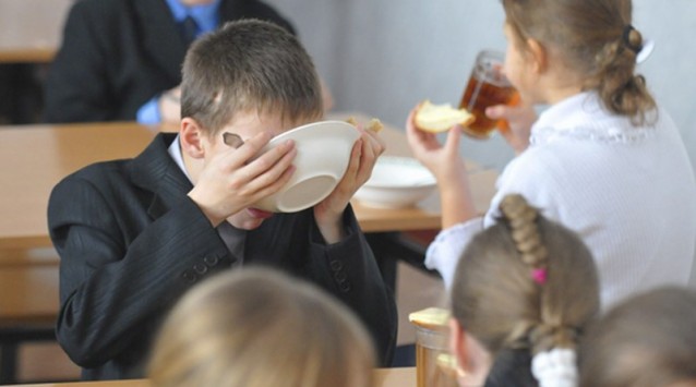 Киевских школьников кормили супом с червями