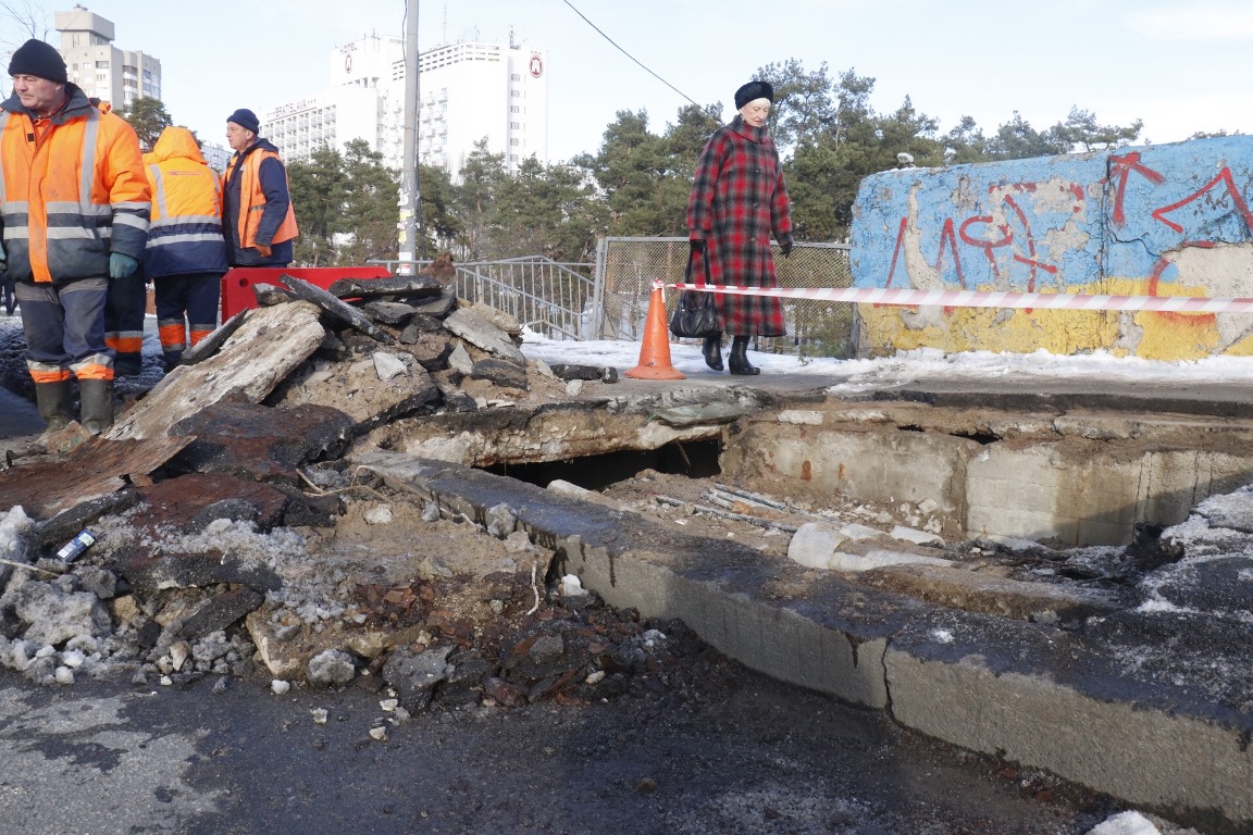 В Киеве разрушился мост (видео)