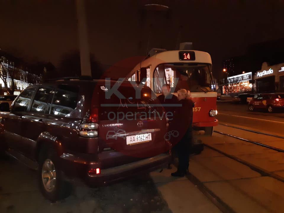 Герой парковки остановил транспорт на Подоле (фото)