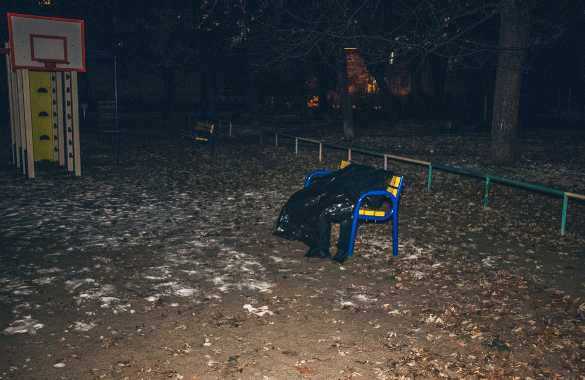 На детской площадке в Киеве нашли мертвого мужчину в спущенных штанах