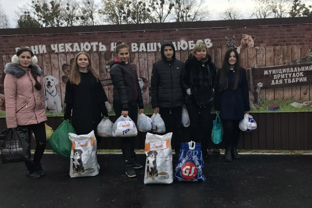В Киеве дети собирают собачий корм