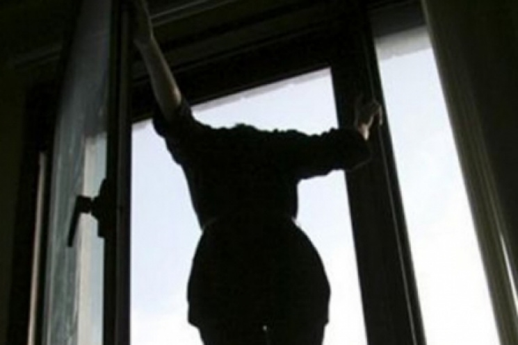 В Киеве женщина выбросилась из окна