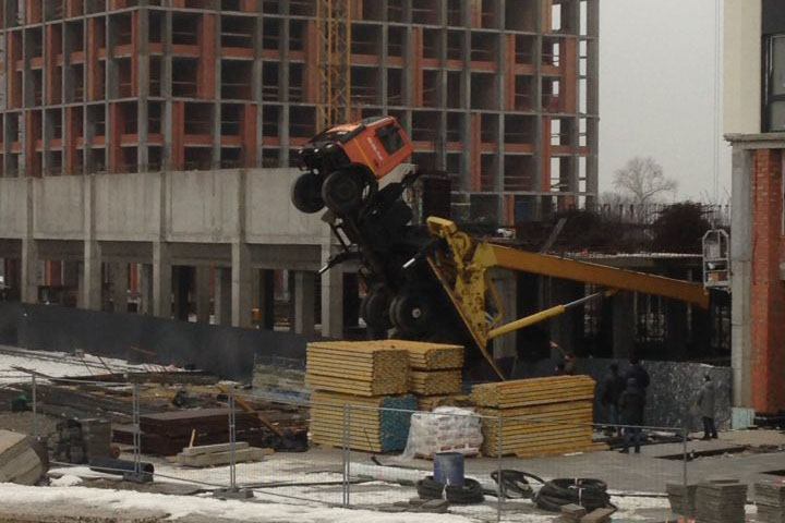 В Киеве на стройке перевернулся подъемный кран
