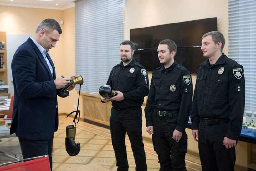 Киевским полицейским выдали боксерские перчатки