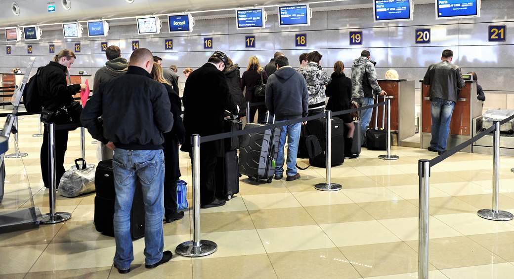 В аэропортах не пропускают россиян
