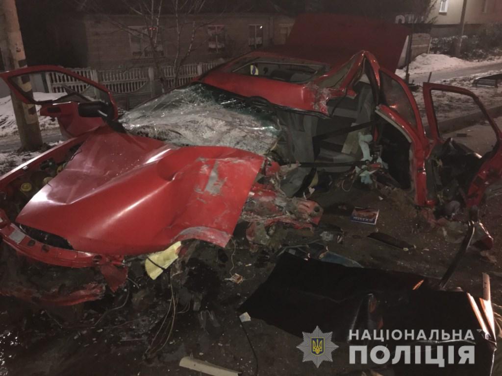 Под Киевом – смертельное ДТП, машина врезалась в столб