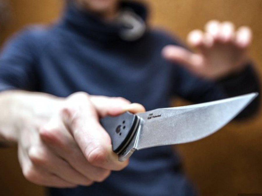 В маршрутке пассажир с ножом набросился на женщину (видео)