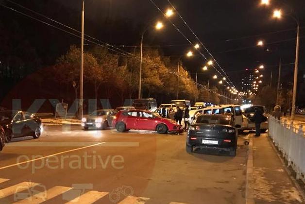 В Киеве – ДТП, машины разбросало по дороге (видео)