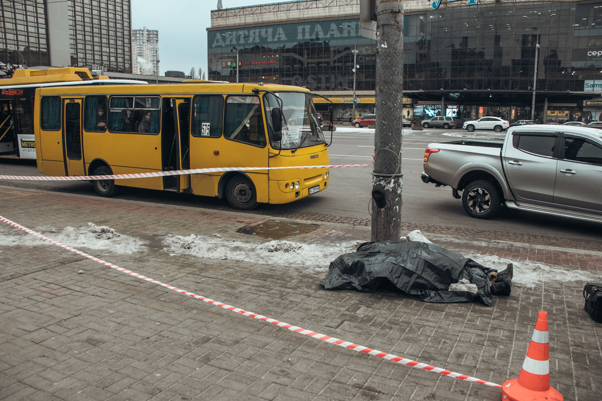 В Киеве посреди улицы умер мужчина