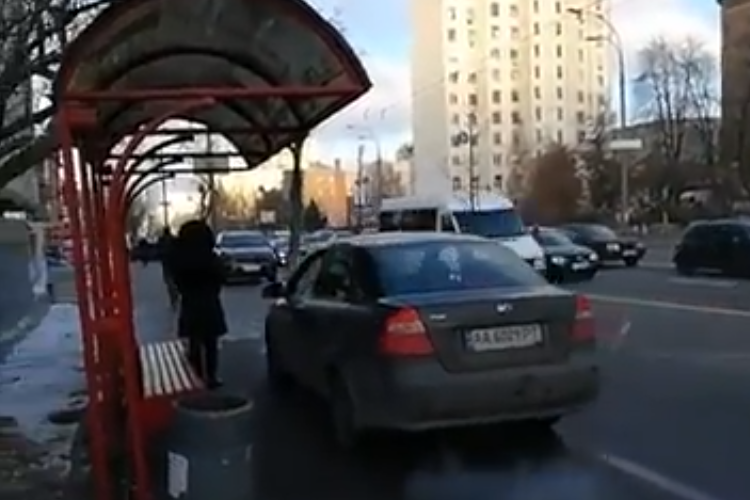 В Киеве ездят по тротуарам (видео)