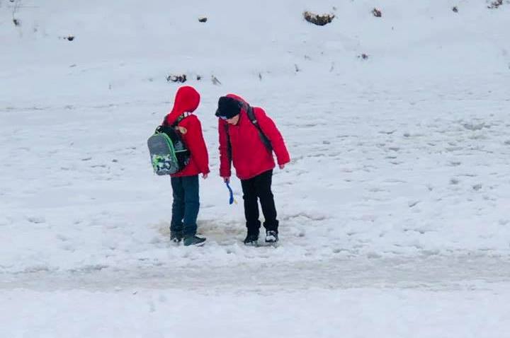 На Теремках дети вышли на хрупкий лед озера