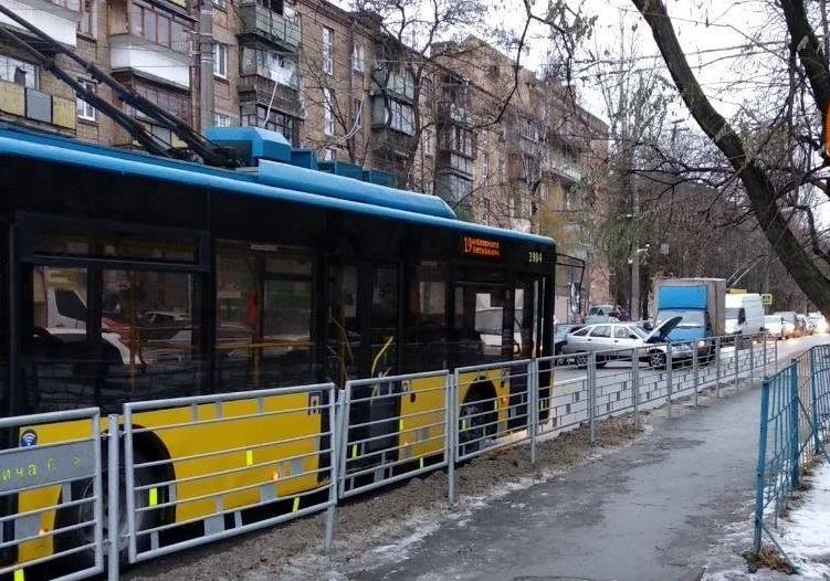 На Сырце из-за ДТП остановились троллейбусы