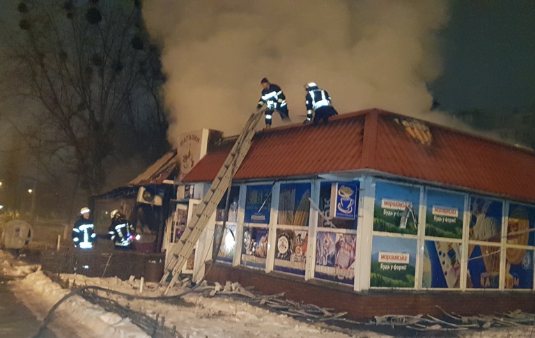 Ночью на Березняках сгорел магазин