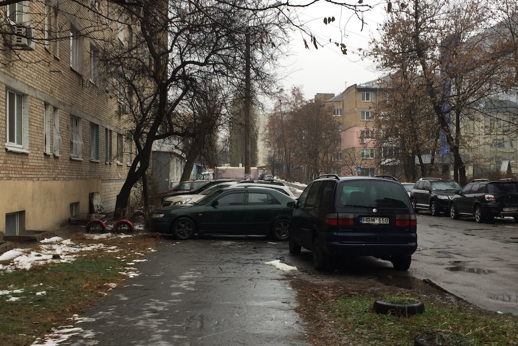 Киевляне требуют упорядочить парковки (фото)