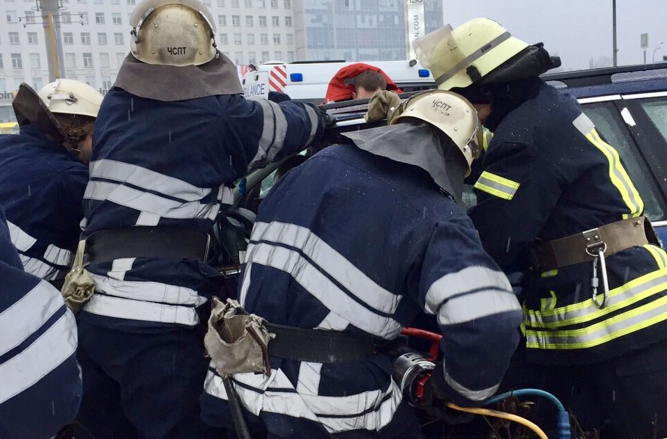 В Киеве спасатели вырезали мужчину из искореженного BMW