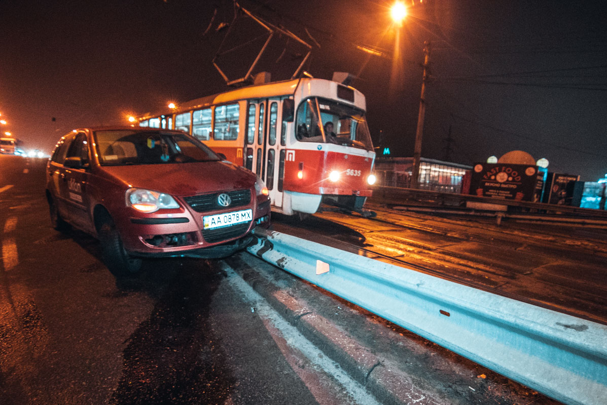 В Киеве такси нанизало на отбойник