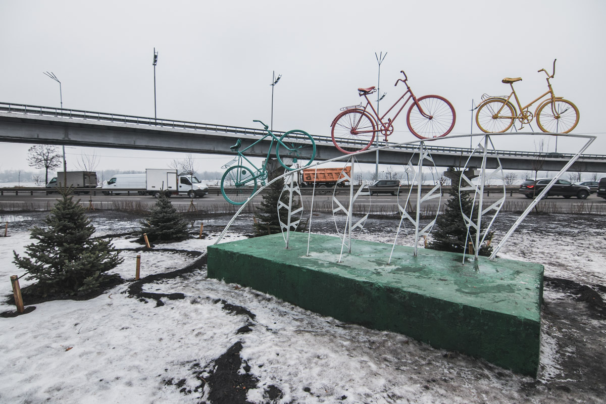 В Киеве велосипедный хлам превратили в памятник