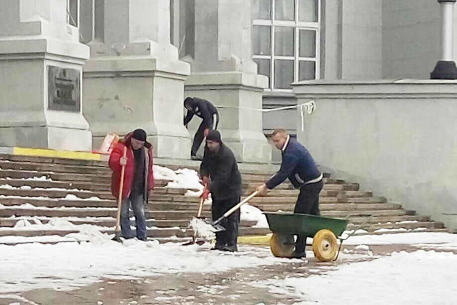 Работников музея вывели с лопатами на улицу (фото)