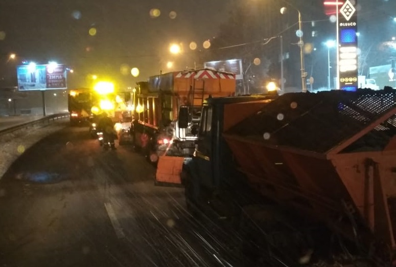 Расчищать улицы Киева от снега вышли колонны спецтехники