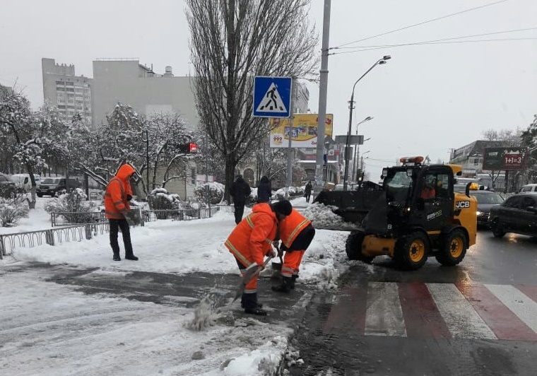 Улицы Киева расчищают десятки дворников