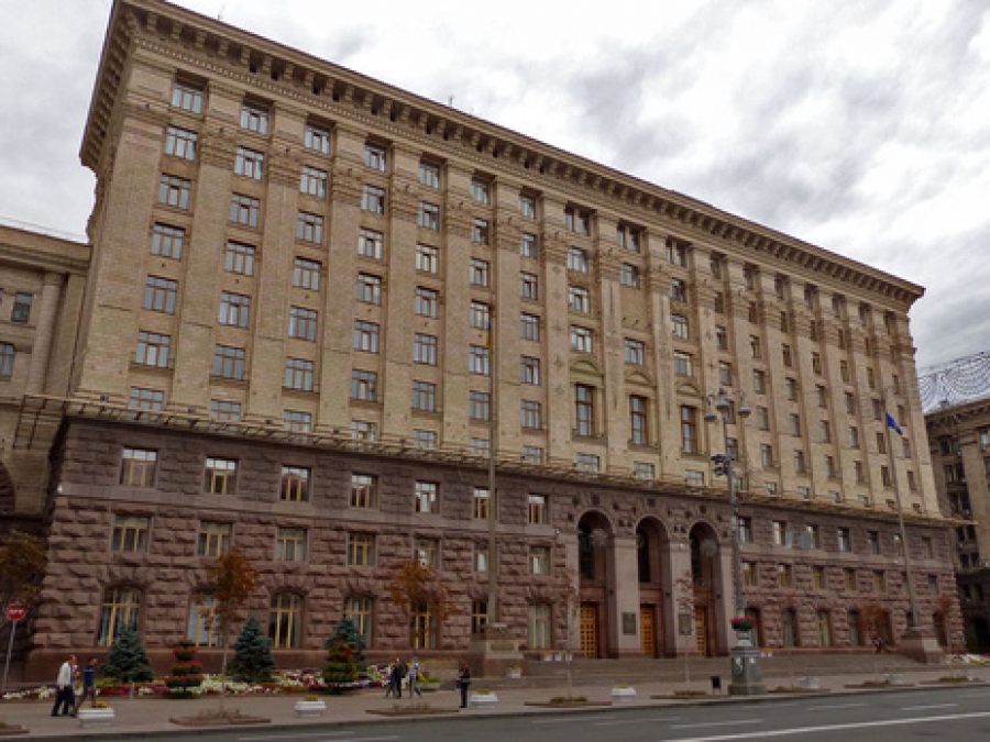 Здание Киевсовета атаковали вандалы (фото)